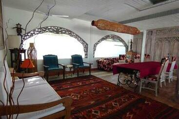 پانسیون Room In A Nice Villa With Big Swimming Pool