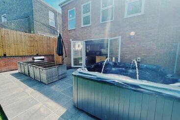 Stunning 8 Bed House With Sea & Beach Views