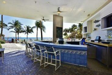 Beautiful 1 Bedroom Condo On The Beach