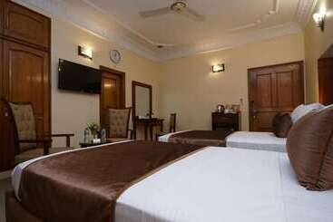 تختخواب و صبحانه World Inn Karachi
