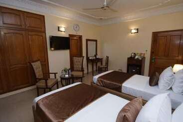 تختخواب و صبحانه World Inn Karachi