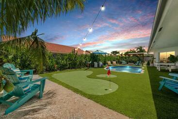 Breezy Oasis With Pooltable, Heated Pool, Golf & Gazeebo L29
