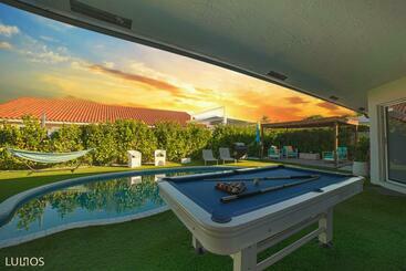 Breezy Oasis With Pooltable, Heated Pool, Golf & Gazeebo L29