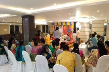 هتل Ekta International !! 300 Mts From Baba Baidyanath Dham Temple !!