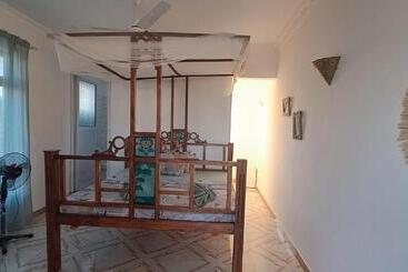 تختخواب و صبحانه Karibu House