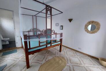 تختخواب و صبحانه Karibu House