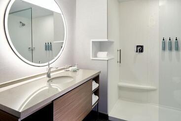 هتل Courtyard By Marriott Montreal Midtown