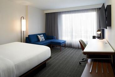 هتل Courtyard By Marriott Montreal Midtown