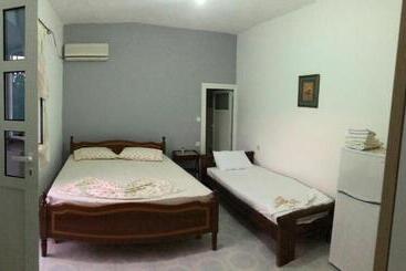 پانسیون Dina House
