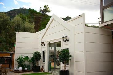 تختخواب و صبحانه Collesium Garden