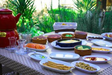 تختخواب و صبحانه Collesium Garden