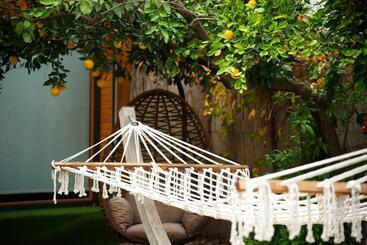 تختخواب و صبحانه Collesium Garden
