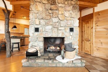 Chestnut By Avantstay Mountain Cabin W/ Treetop Views, Hot Tub & Game Room!