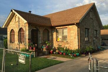 Historic Home Sleeps 4 Adults 1 Mile To Ft. Sill