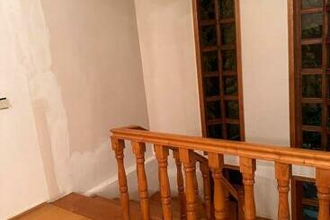 هتل Maximus Wine Cellar & Guest House,bagdati Wine House