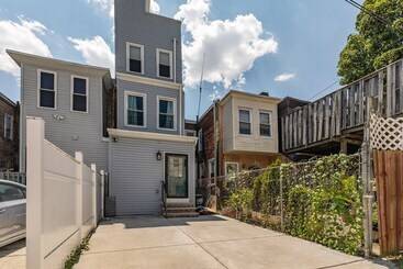 Trendy Fairmount Gem 5 Star Location, Roof Deck, Parking, Gr8 For Families