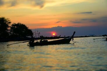 هتل Coconut Lanta Resort @klong Dow Beach