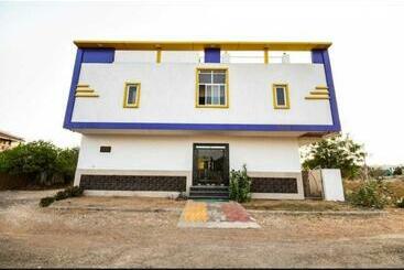 هتل Oyo 89929 Paras Villa