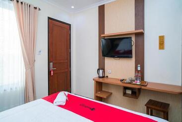 فندق Reddoorz Plus Syariah @ Jalan Dokter Wahidin Bojonegoro