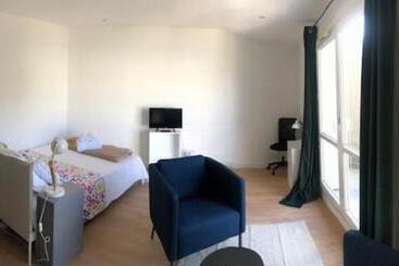 Rond Point Studio Cosy Et Central Avec Balcon