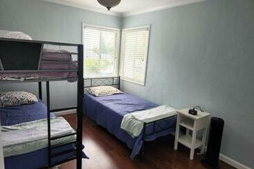 Modern 4 Bed Bungalow San Leandro Oakland Airport Washerdryer Ideal For Long Term Stay