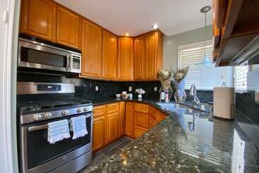 Modern 4 Bed Bungalow San Leandro Oakland Airport Washerdryer Ideal For Long Term Stay