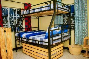 تختخواب و صبحانه Haika Home Stay
