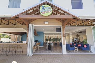 هتل Compass By Margaritaville Medford