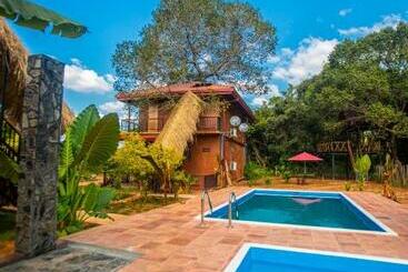 هتل Jungle Hut Resort Sigiriya