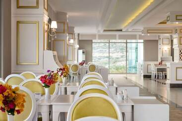 هتل Ramada Resort By Wyndham Kizkalesi