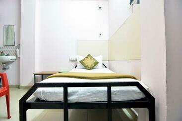 בית מלון כפרי Royal Green   Airport Stay