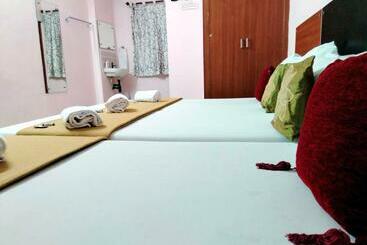 בית מלון כפרי Royal Green   Airport Stay