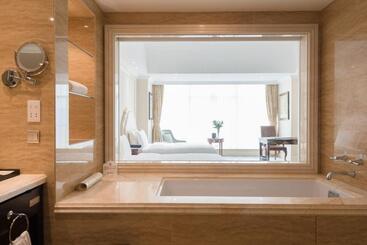 هتل Qingdao Jinshi International