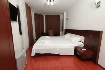 Zambaku I Bardhe Hotel & Bar