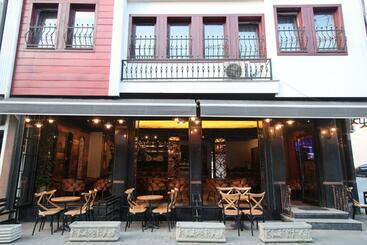 Zambaku I Bardhe Hotel & Bar