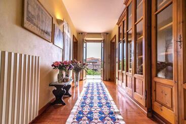 پانسیون La Camelia, La Nostra Tripla Con Vista Lago, Al Secondo Piano Della Villa Isabella