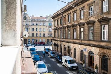 Modern 1bdr Apartment Near City Center