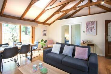 Cosy, Central Olinda Camellia Cottage - Olinda