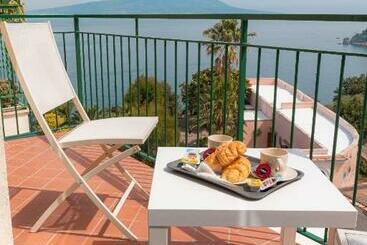 تختخواب و صبحانه Amazing Sea&vesuvio View Suite