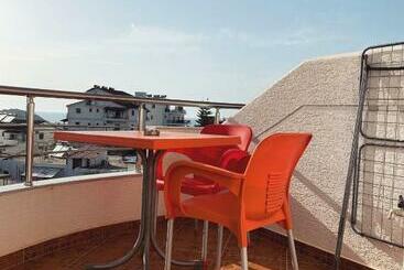 تختخواب و صبحانه Guest House Ksamil