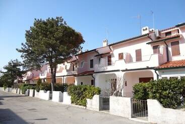 آپارتمانهای توریستها Cosy Two   Storey Villa With A Garden And A Shared Swimming Pool