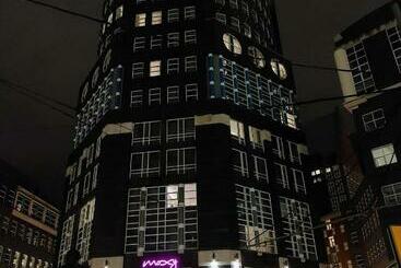 هتل Moxy The Hague