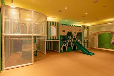 Roaders Plus Hotel   Theme