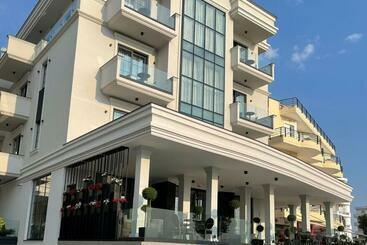 هتل Rozafa Palace