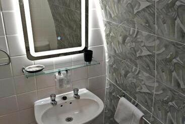 تختخواب و صبحانه Stratfords Guesthouse And Conference Venue