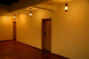 هتل Tulsi Rooms N Banquite