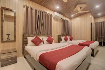 تختخواب و صبحانه Snehaprabha   Near To Nagaon Beach Alibaug