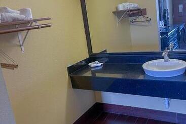 هتل Deluxe Inn & Suites