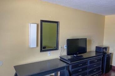 هتل Deluxe Inn & Suites