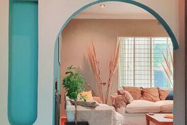 پانسیون Sandton Pet Friendly Guesthouse Maison De Ky Swimming Pool Tennis Court Free Wi Fi